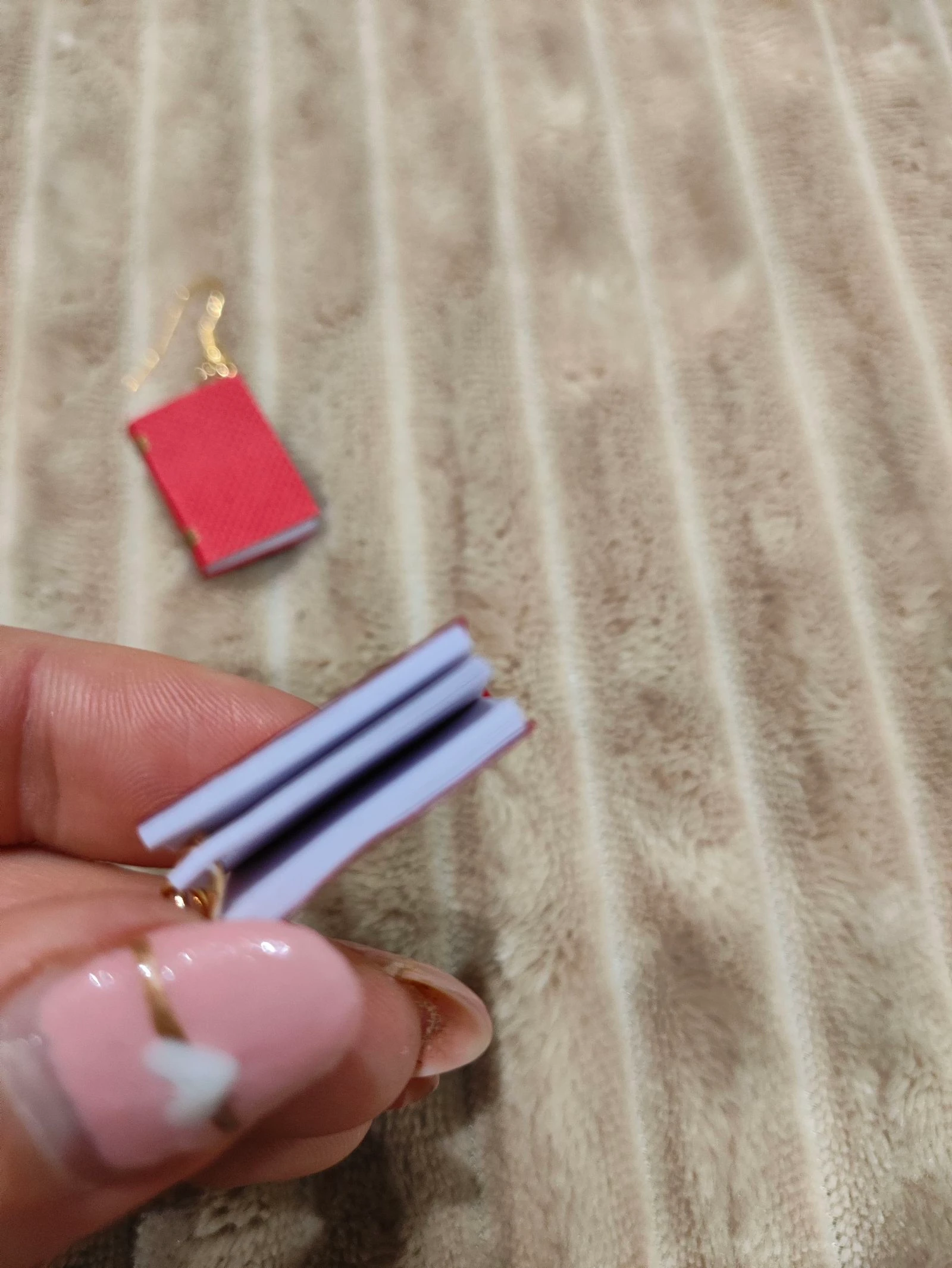 Pendientes libro rojo miniatura 📕 | Nuevos |  ligeros regalo – photo 6